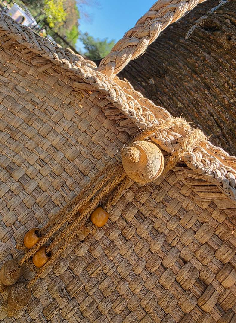 Bolso de verano vista close up mostrando su textura única y natural