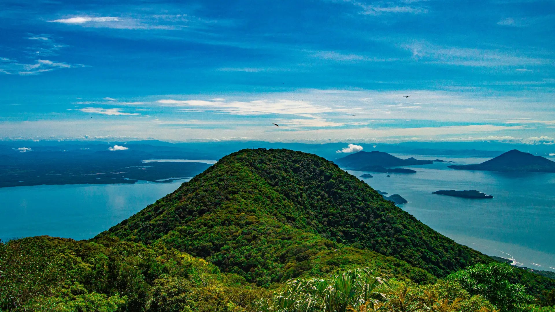 Paisaje de montañas de El Salvador, la imagen muestra lagos, islas, montañas, volcanes y pueblos turísticos. 